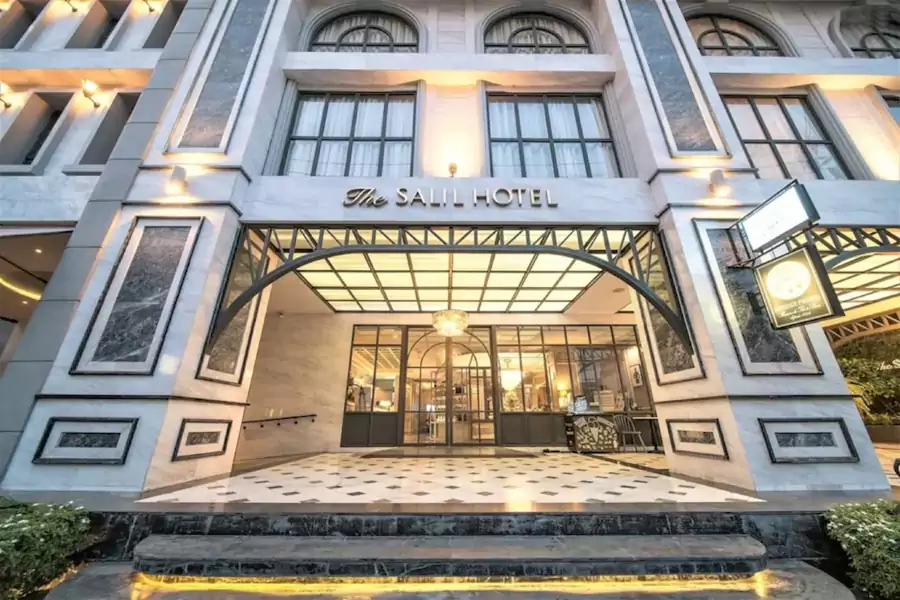 推开酒店大门的瞬间,仿佛闯入了黑白基调的时尚电影 推开酒店大门的瞬间,仿佛闯入了黑白基调的时尚电影