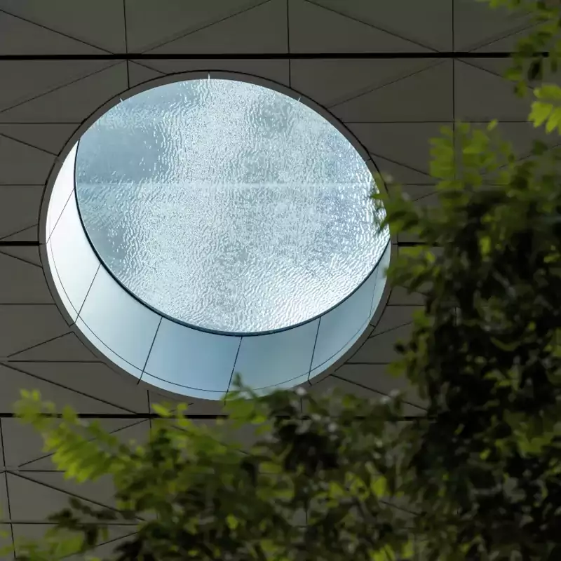 泳池最妙的是底部的圆形透明窗 泳池最妙的是底部的圆形透明窗