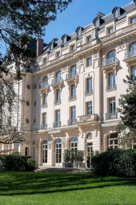 酒店主楼完整保留了法式美好时代（Belle Époque）的建筑风格