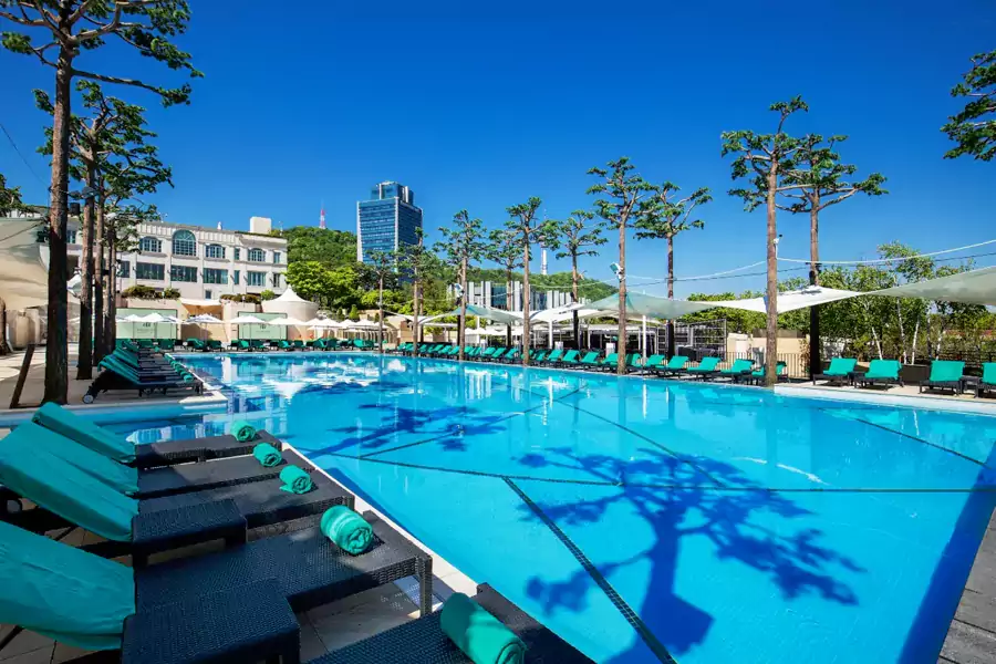 融合都市度假村与俱乐部会所概念的酒店