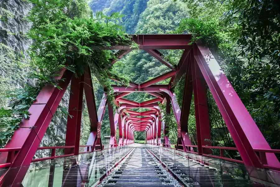 漆紅的復古小橋