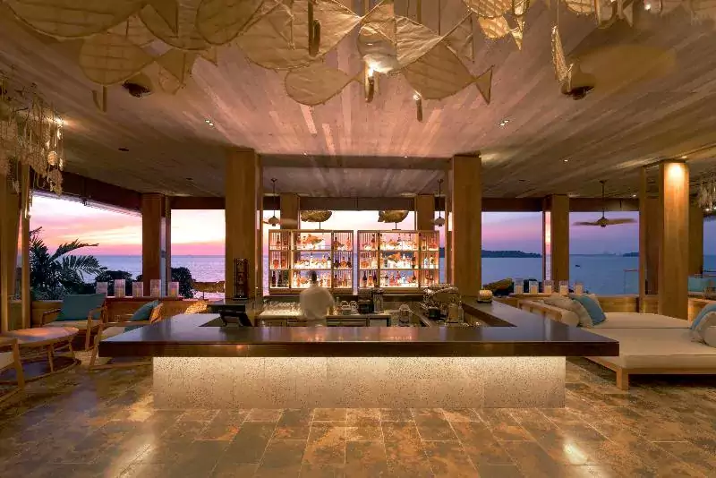 點一杯用當地水果調製的雞尾酒，看著太陽慢慢沉入泰國灣