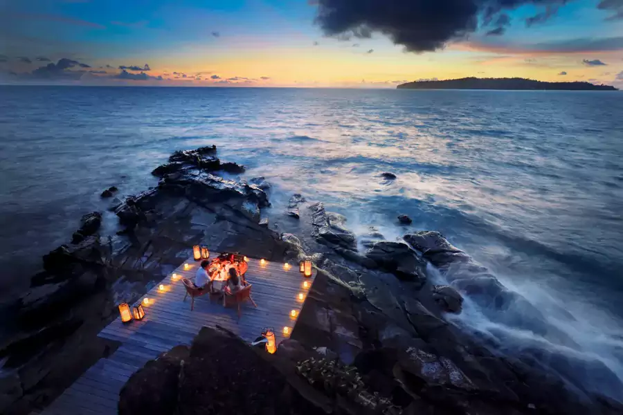 沿著海邊的木質棧道散步