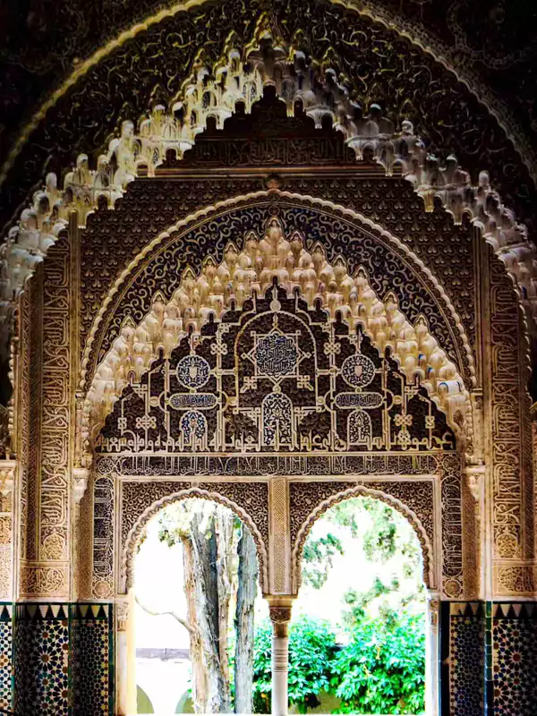 殿内的装饰更是极尽繁复，廊柱、顶棚布满细腻的阿拉伯几何花纹