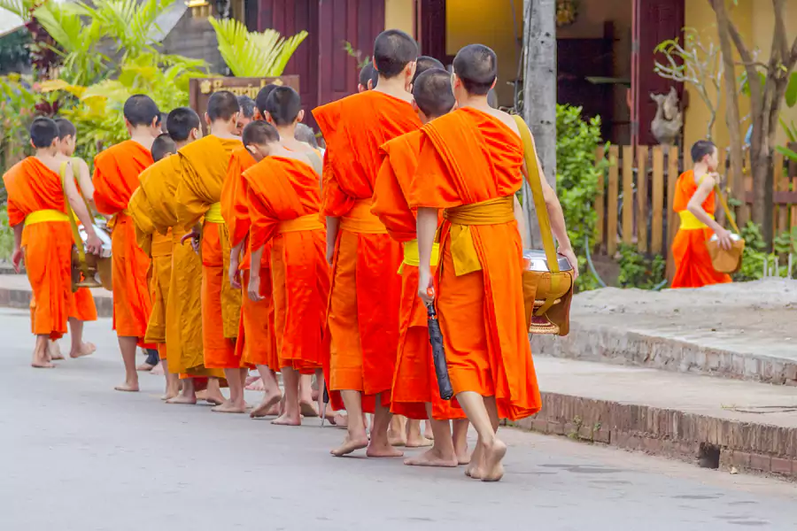 僧侣身着橙色僧袍