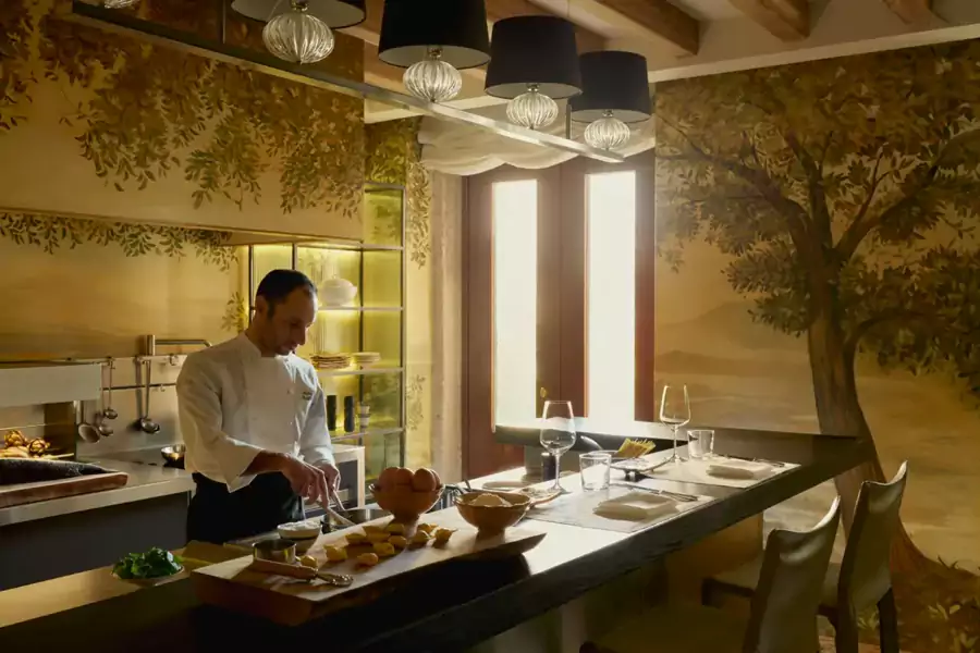 安縵的餐飲，是一場被藝術環繞的味覺旅行