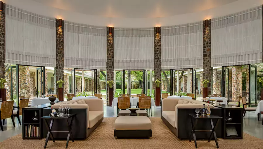 圓形餐廳採用全景落地玻璃設計 圓形餐廳採用全景落地玻璃設計