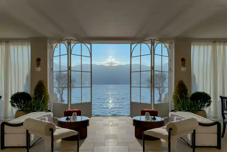 清晨拉開陽臺門,波光粼粼的湖面像鋪了層碎銀 清晨拉開陽臺門,波光粼粼的湖面像鋪了層碎銀