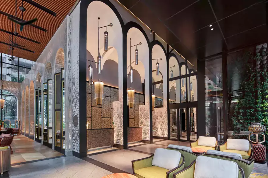 1-2 楼的接待区与休息室挑高开阔