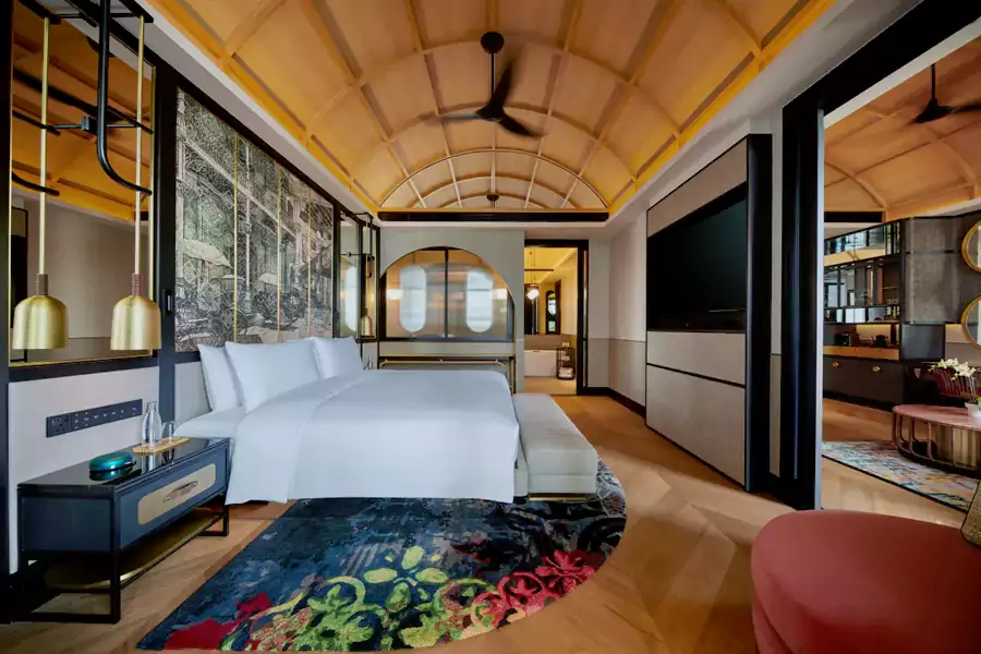 142 间宽敞客房与套房各具特色