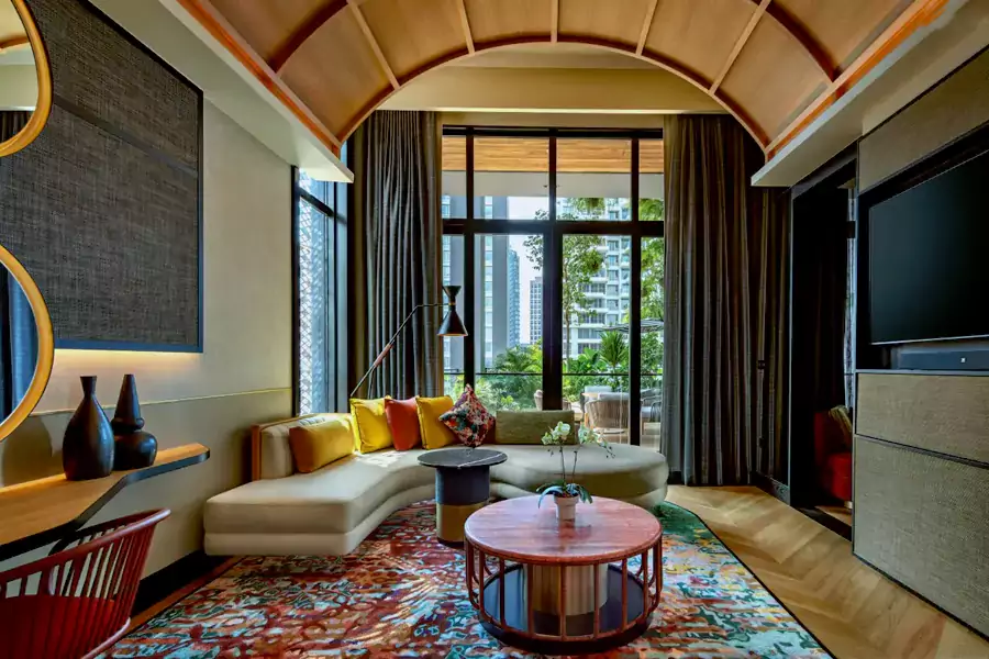 8 楼开始，挑高的空中花园与客房相连