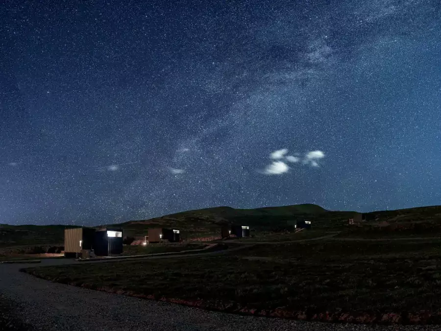 躺在露台的躺椅上,星空繁星点点 躺在露台的躺椅上,星空繁星点点