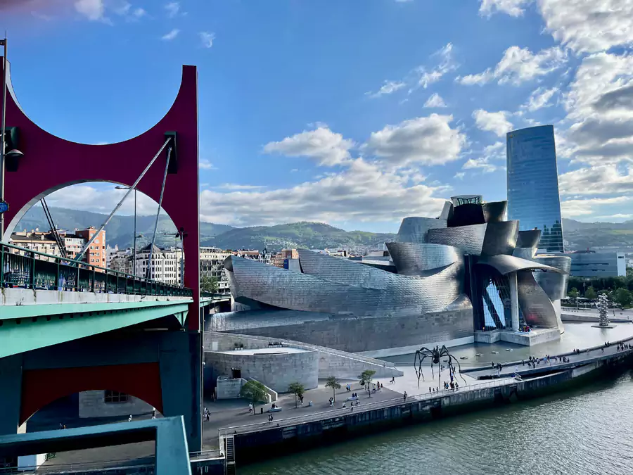 博物馆的表皮,在阳光与河水的映衬下,会随光影流转呈现出变幻莫测的色彩 博物馆的表皮,在阳光与河水的映衬下,会随光影流转呈现出变幻莫测的色彩