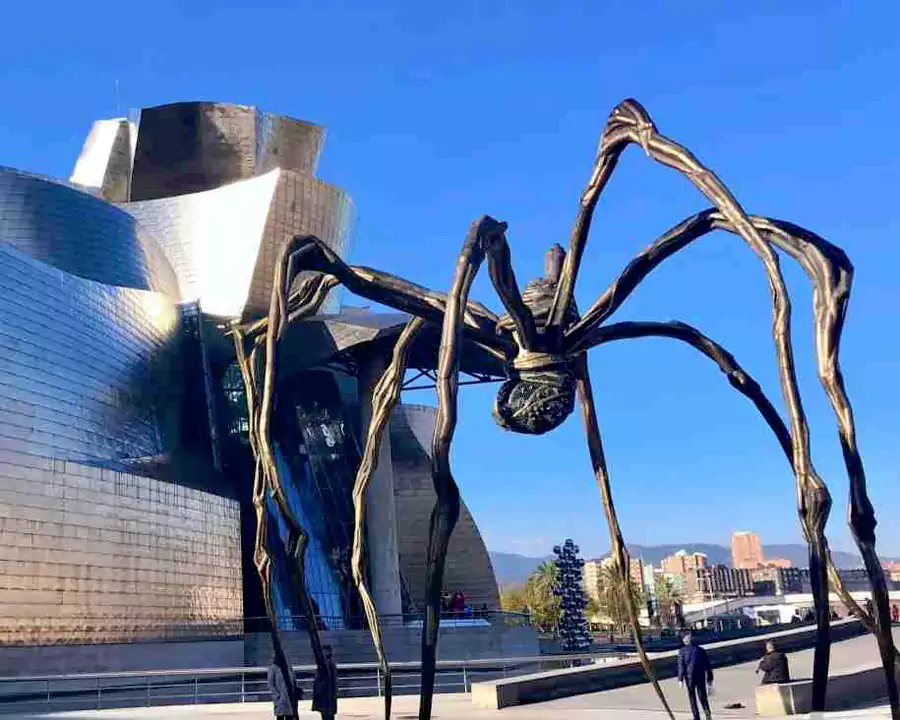 一尊 9 米高的金属蜘蛛雕塑 一尊 9 米高的金属蜘蛛雕塑