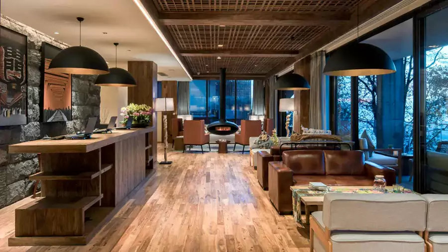 大堂用老榆木撐起高挑空間 大堂用老榆木撐起高挑空間