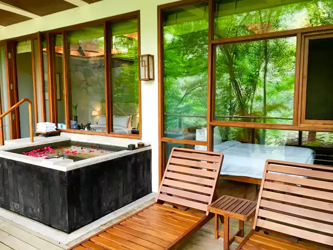 推窗即见江景与山雾 推窗即见江景与山雾