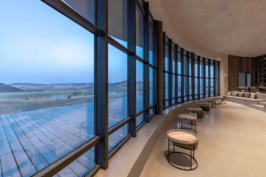 公區的格子窗讓天光肆意灑入