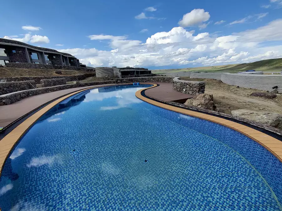 酒店的火山泳池藏著驚喜