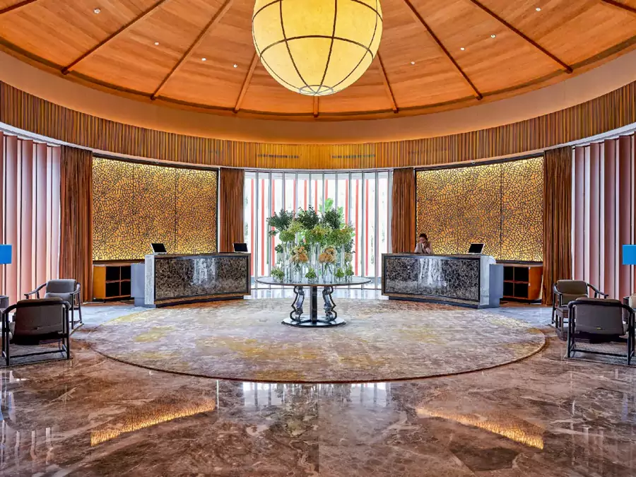 推門而入，天圓地方理念打造的大堂觀星池瞬間抓住眼球