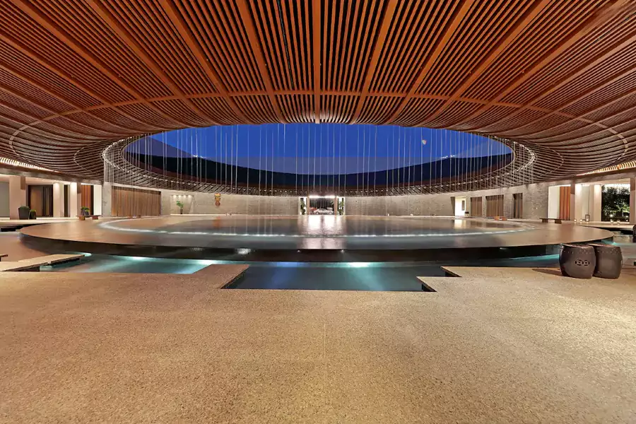 圓形露天水池在不同時段垂下珠簾般的水幕