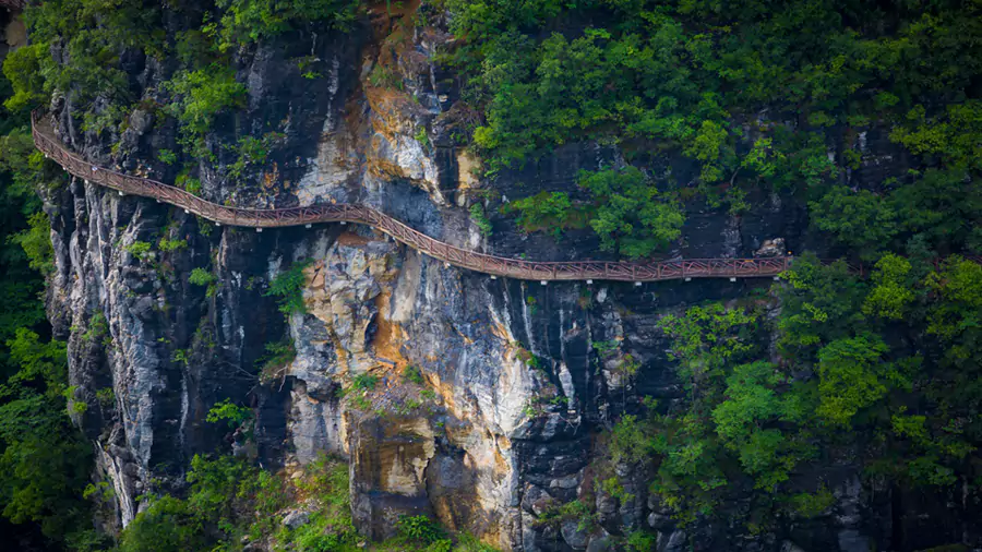 沿著峽谷中的棧道前行