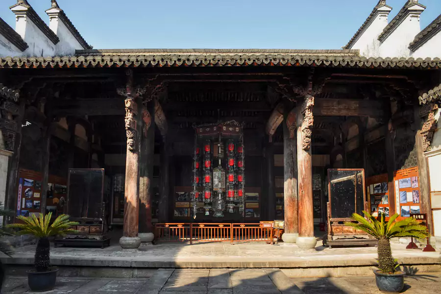 东阳木雕与精美彩绘遍布每一处角落 东阳木雕与精美彩绘遍布每一处角落