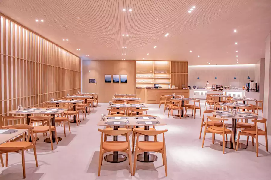 用餐区摆放着雅致的博物架