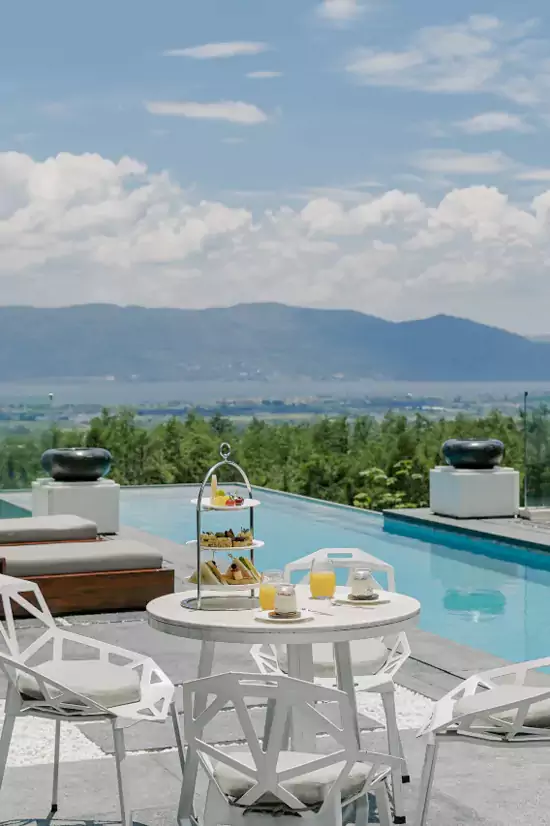 院心 C 位的恒溫半懸浮透明無邊泳池 院心 C 位的恒溫半懸浮透明無邊泳池