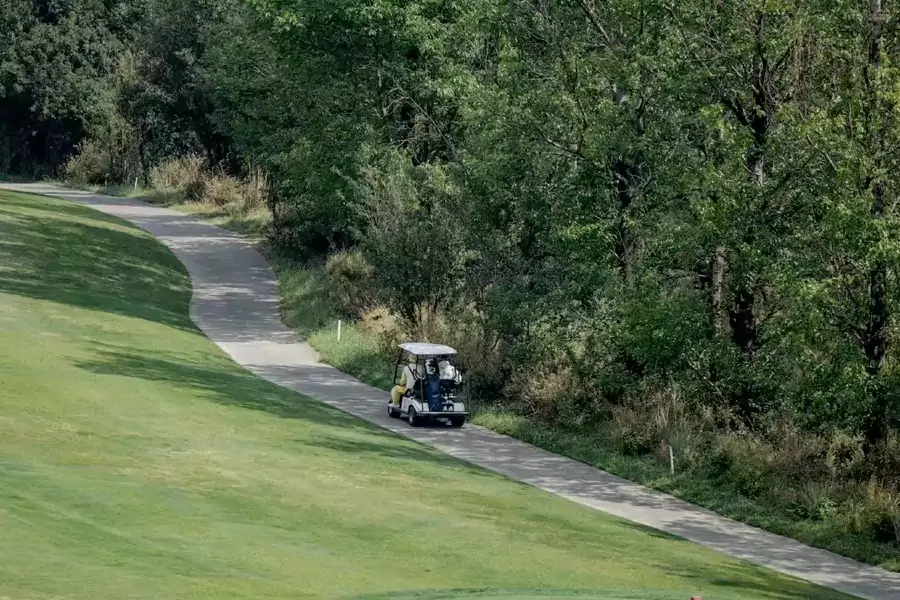 毗鄰專業高爾夫球場的優勢,讓愛好者隨時可以揮杆盡興 毗鄰專業高爾夫球場的優勢,讓愛好者隨時可以揮杆盡興