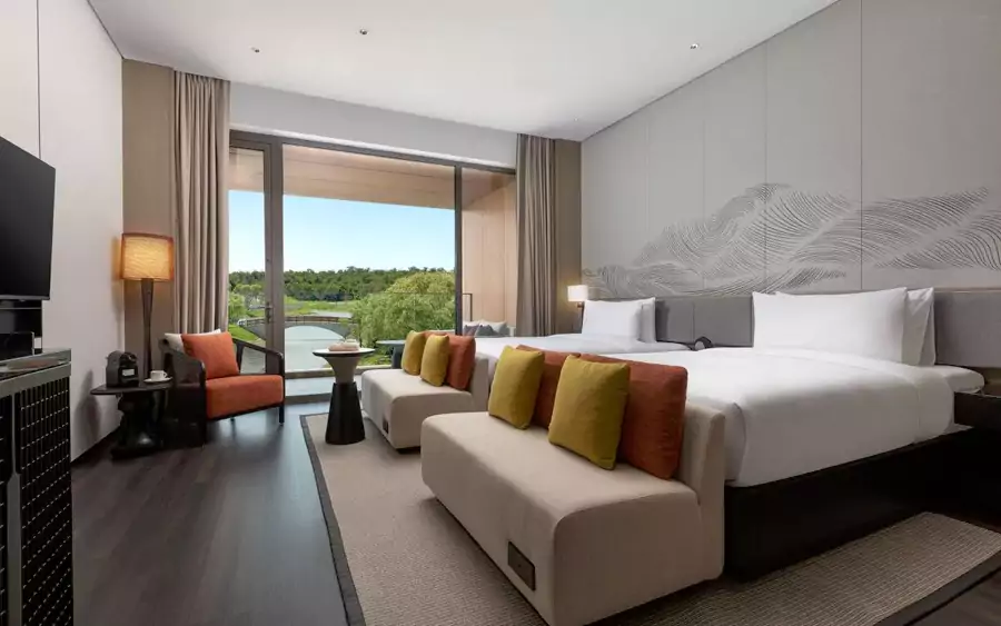 北戴河英迪格酒店的 90 間客房，是療愈二字的最佳載體