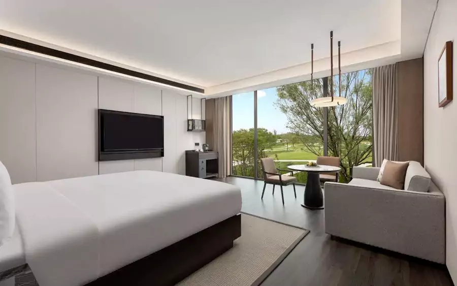 透過超大觀景窗，將如是海的晨霧與暮色盡收眼底