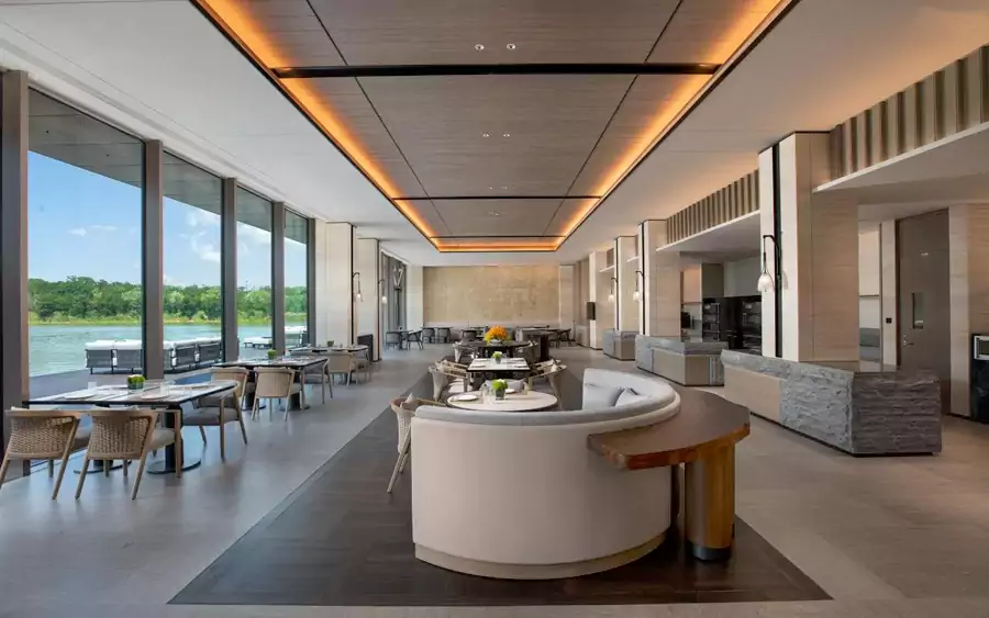 環湖而建的如是餐廳是味覺與視覺的雙重盛宴