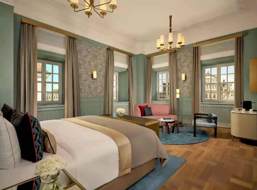 酒店拥有 213 间客房及套房 酒店拥有 213 间客房及套房