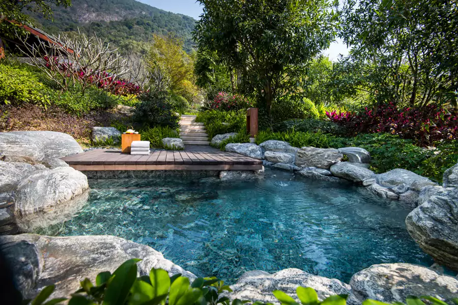 這裡擁有國內外稀有的氡溫泉