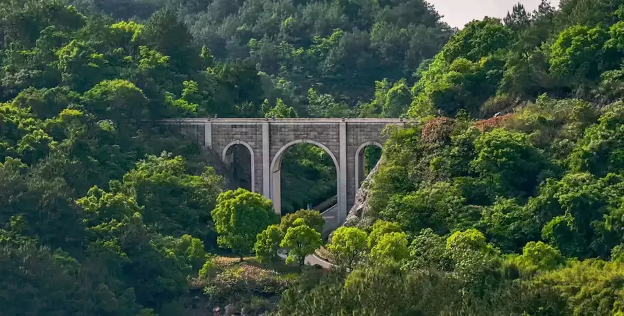 穿过气势十足的凯旋门 穿过气势十足的凯旋门