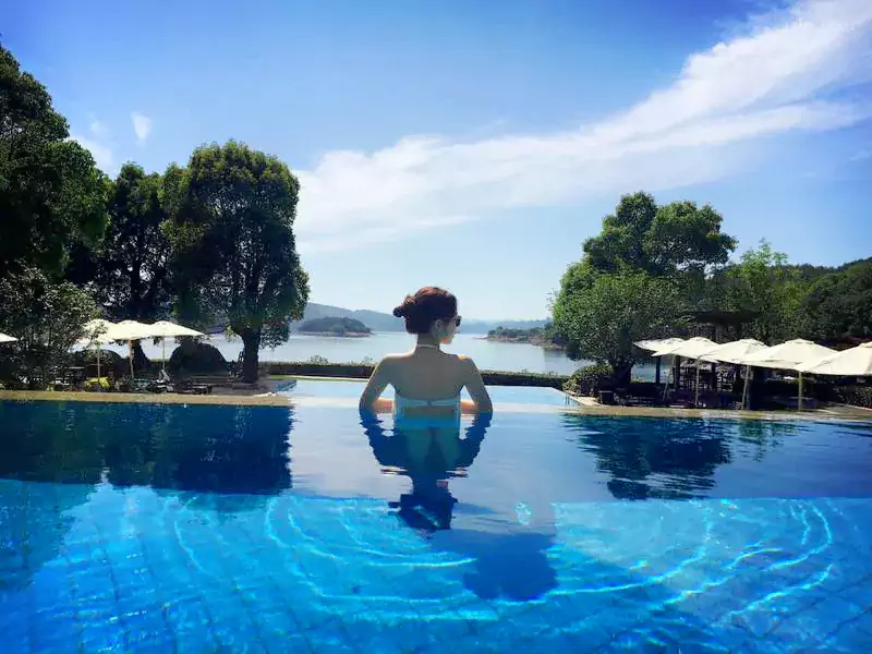 超大户外无边泳池与湖水无缝衔接 超大户外无边泳池与湖水无缝衔接