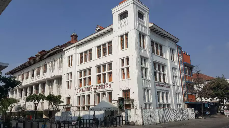 沿途散落着百年教堂