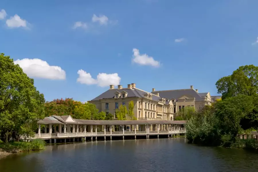 南法风情的古堡轮廓与中式园林的雅致细节相映成趣