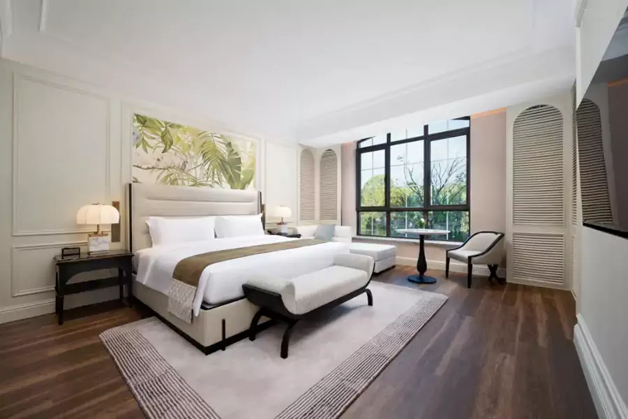 酒店拥有 175 间客房及多种主题套房