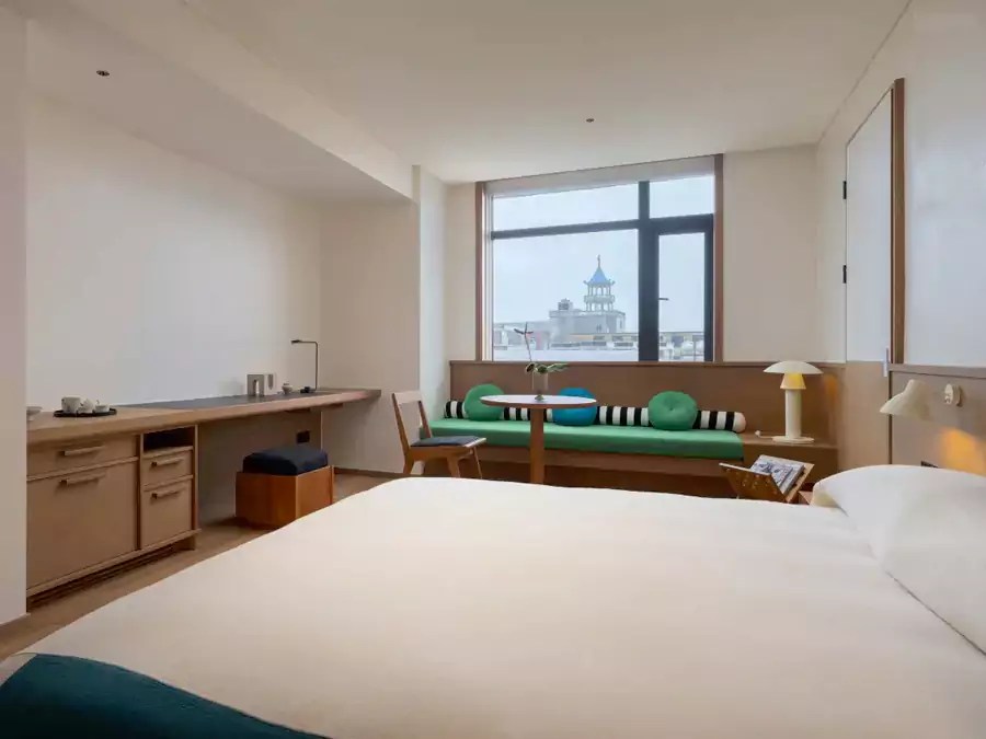 泉州磁灶窯紅料燒制的獨特花紋鋪陳地面 泉州磁灶窯紅料燒制的獨特花紋鋪陳地面