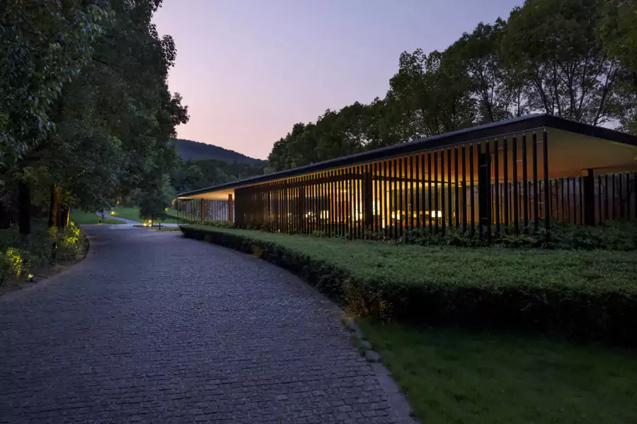 低處的獨立前廳連著長長的水景池 低處的獨立前廳連著長長的水景池