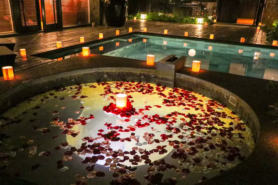 無邊泳池緊挨著私湯泡池 無邊泳池緊挨著私湯泡池