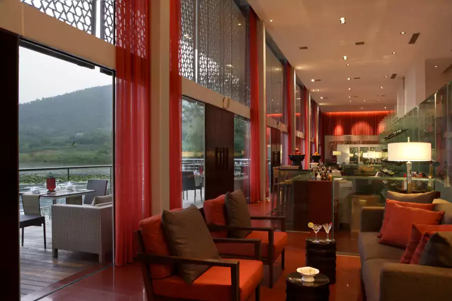 酒店的餐廳藏在透明玻璃長廊後 酒店的餐廳藏在透明玻璃長廊後