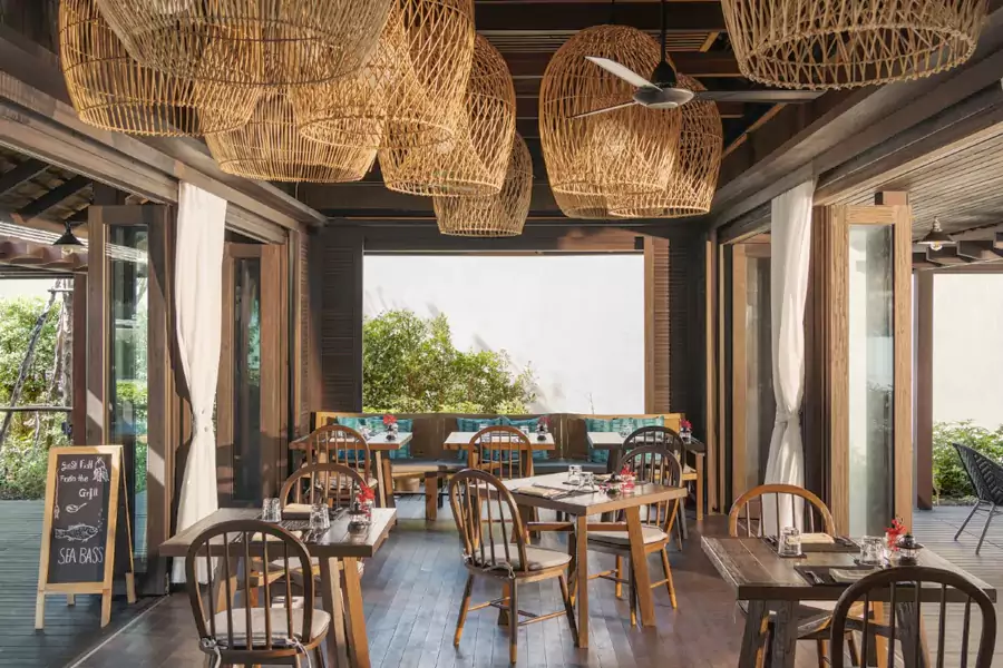 酒店设有 5 家风格迥异的餐厅和酒吧