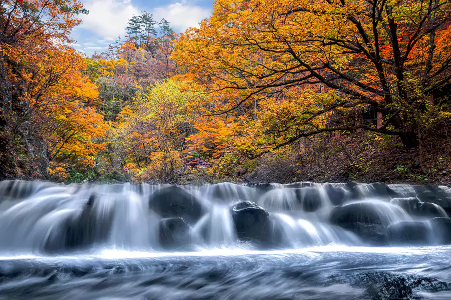 九曲回肠的溪流和小型瀑布群