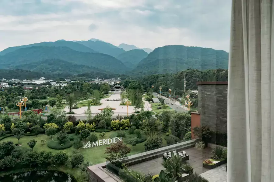 在酒店里就能沉浸式欣赏山景