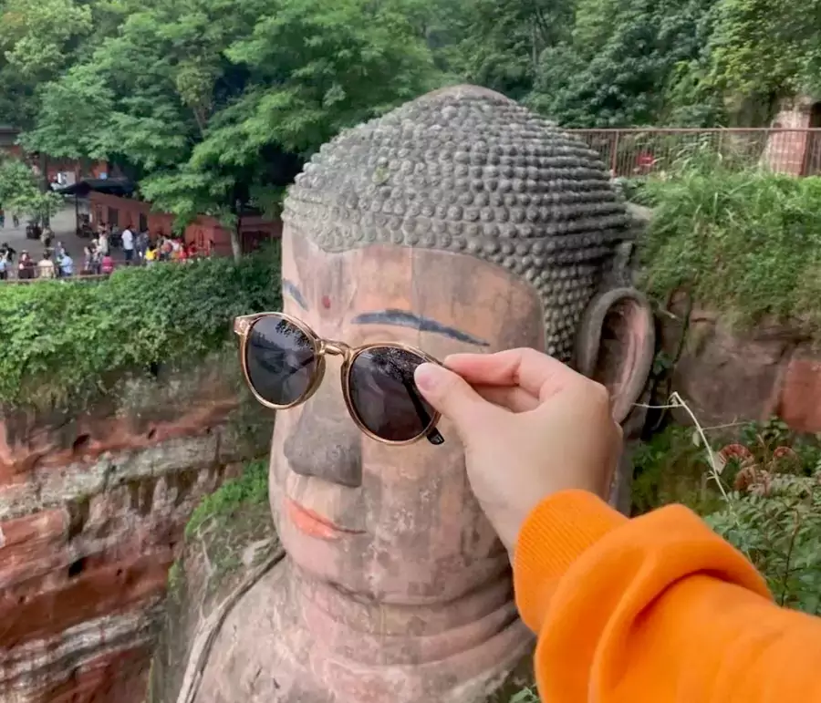 沿九曲栈道徒步而下则更显亲近 沿九曲栈道徒步而下则更显亲近