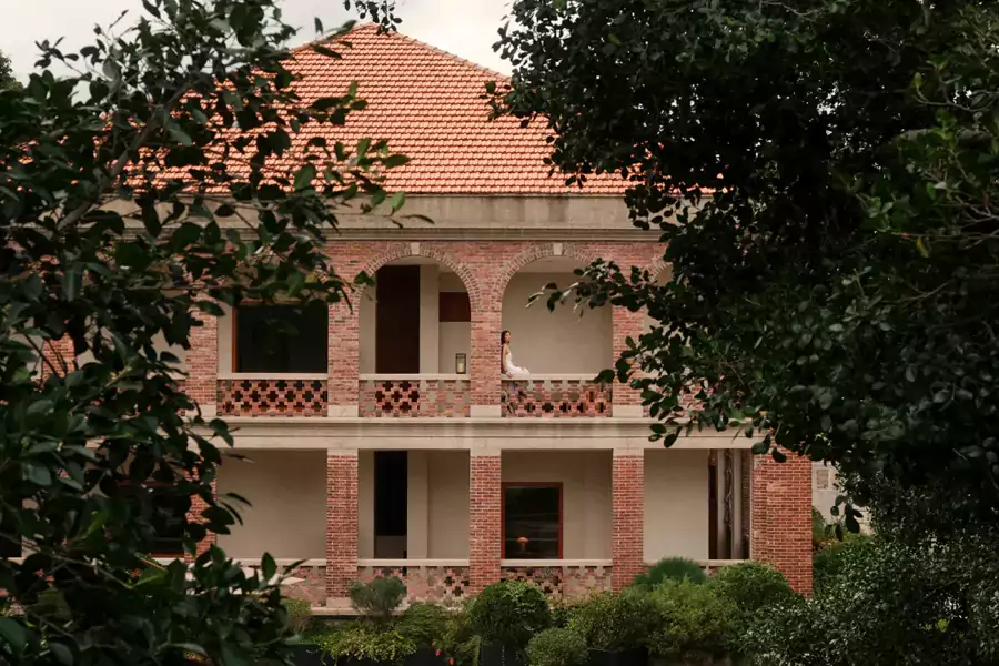 因四棵古榕相擁山脊而得名 “四棵榕別墅”