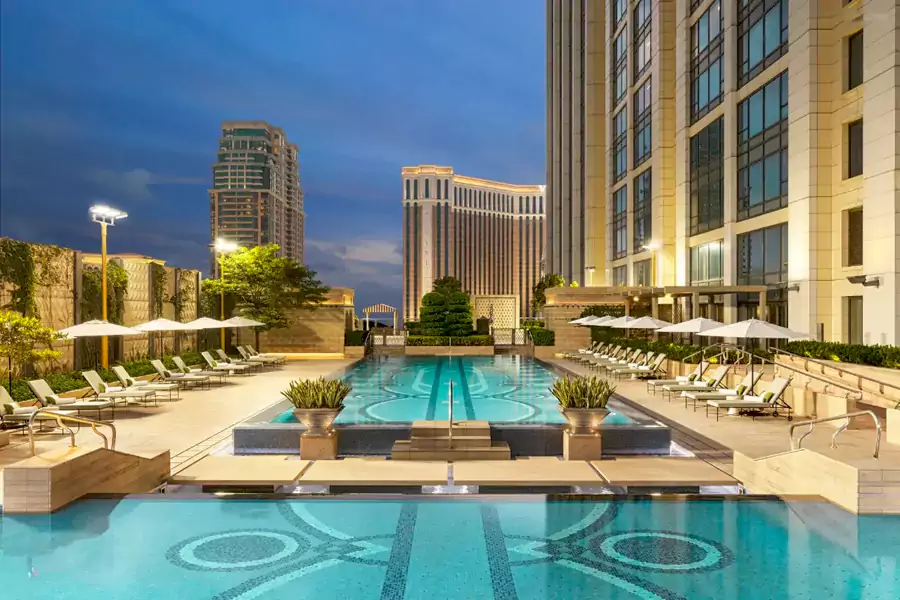 8 楼的标志性泳池绝对不能错过 8 楼的标志性泳池绝对不能错过