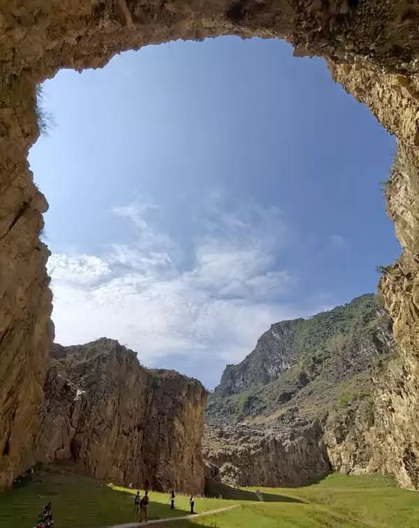 可沿着湖底小径深入溶洞腹地 可沿着湖底小径深入溶洞腹地